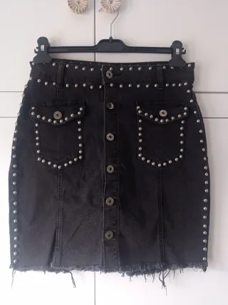 Falda vaquera negra con tachuelas