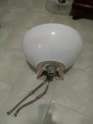 Lavabo de cerámica blanco con grifo