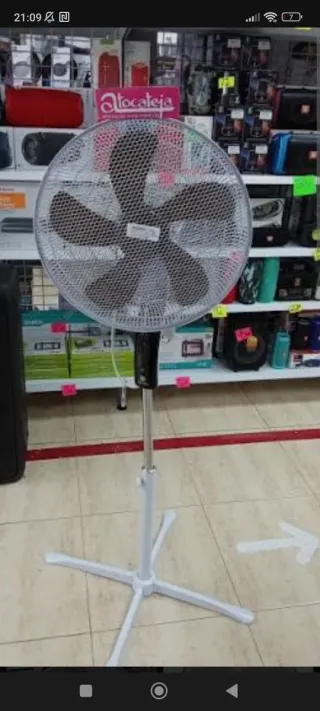 Ventilador de pie gris y blanco marca Klindo