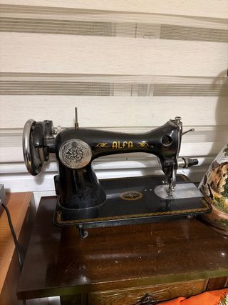 Máquina de coser Alfa antigua