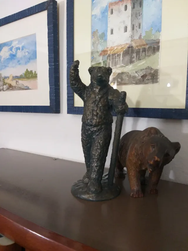 Escultura Hombre Oso Decorativa efecto  Metal.