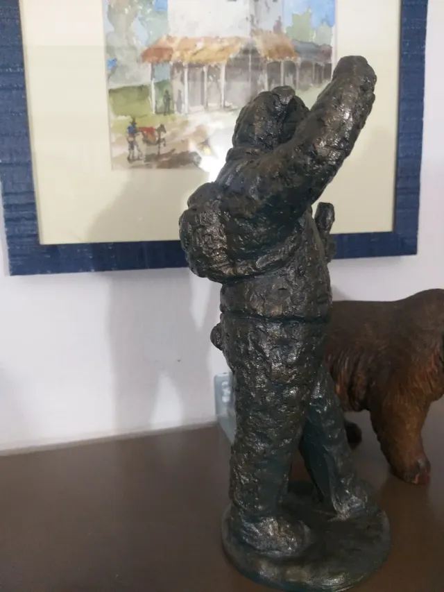 Escultura Hombre Oso Decorativa efecto  Metal.