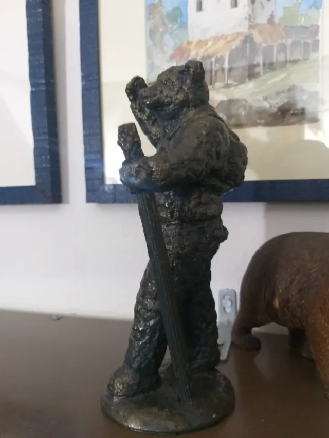 Escultura Hombre Oso Decorativa efecto  Metal.