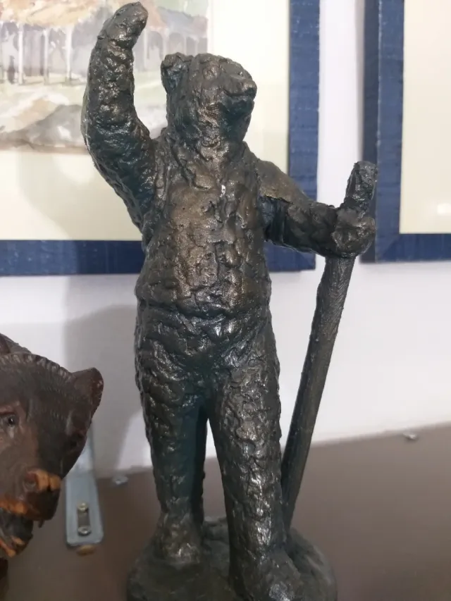 Escultura Hombre Oso Decorativa efecto  Metal.