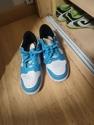 Zapatillas deportivas azules y amarillas