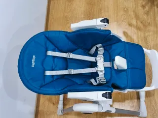 Trona Peg Perego con barra de juegos