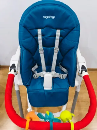 Trona Peg Perego con barra de juegos