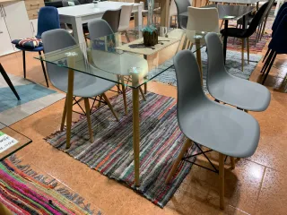 Mesa cristal y 4 sillas Noruega grises