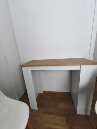 Mesa alta blanca y madera