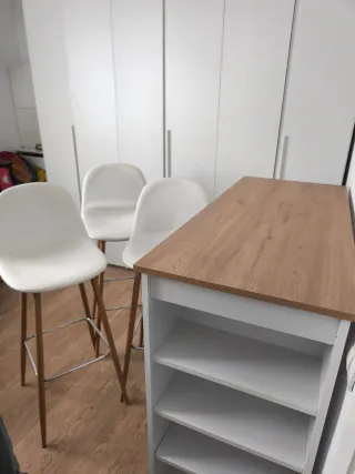 Mesa alta blanca y madera