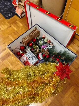 Caja de adornos navideños