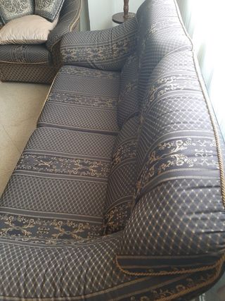 Conjunto Sofá y sillones tela gris oscuro y dorado