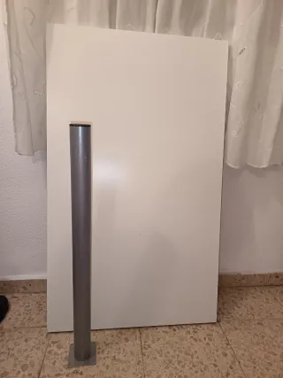 Escritorio blanco con patas metálica