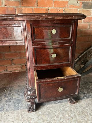 Escritorio antiguo de madera