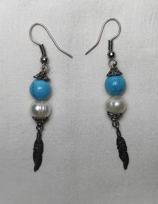 Pendientes Plumas, Perlas imitación y Howlita