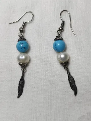 Pendientes Plumas, Perlas imitación y Howlita