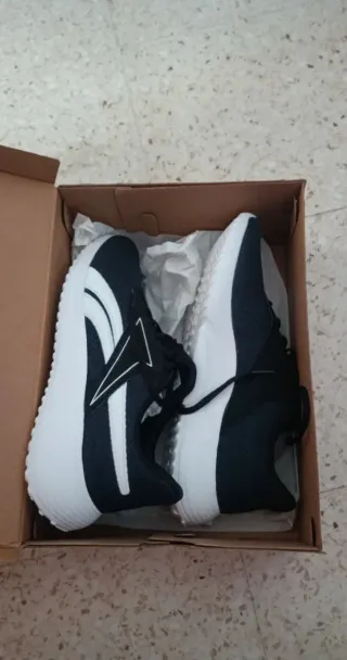 Zapatillas Reebok Lite 3 Negras y Blancas