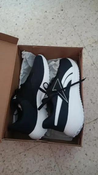 Zapatillas Reebok Lite 3 Negras y Blancas