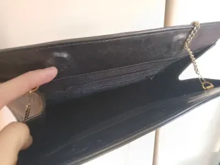 Bolso de piel negro con cadena
