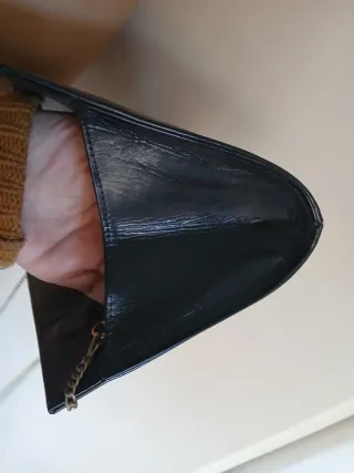 Bolso de piel negro con cadena