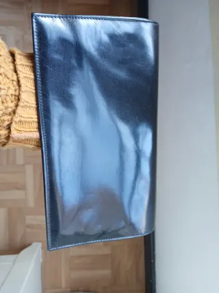 Bolso de piel negro con cadena