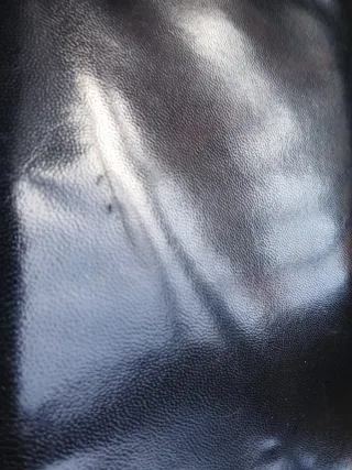 Bolso de piel negro con cadena