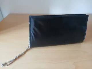 Bolso de piel negro con cadena