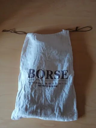 Bolso de piel negro con cadena