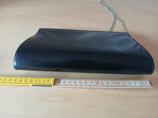 Bolso de piel negro con cadena