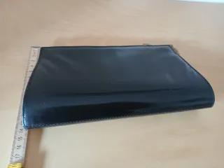 Bolso de piel negro con cadena