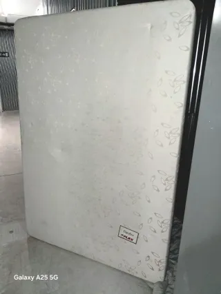 Somier tapizado gris y blanco