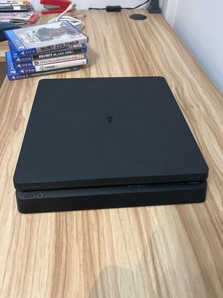 PS4 Slim 1TB Negra + 2 Mandos y 5 Juegos