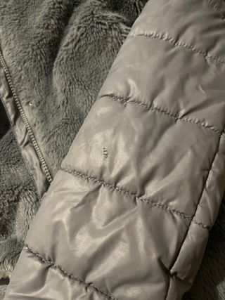 Chaqueta gris pelo con mangas acolchadas