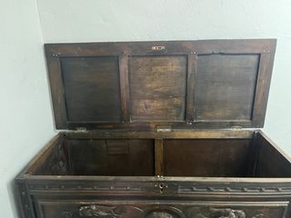 Arcón antiguo de madera tallada