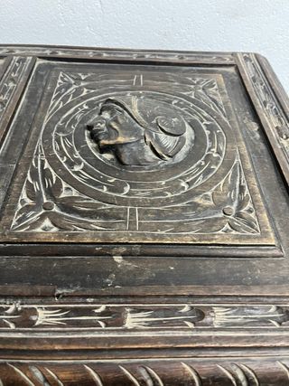 Arcón antiguo de madera tallada