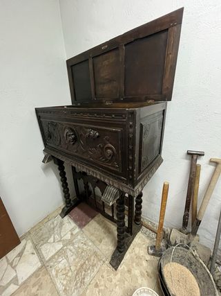 Arcón antiguo de madera tallada