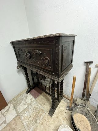 Arcón antiguo de madera tallada