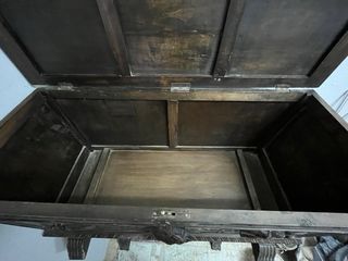 Arcón antiguo de madera tallada