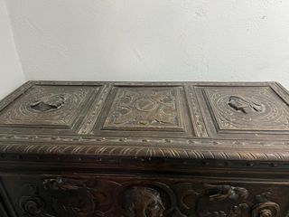 Arcón antiguo de madera tallada