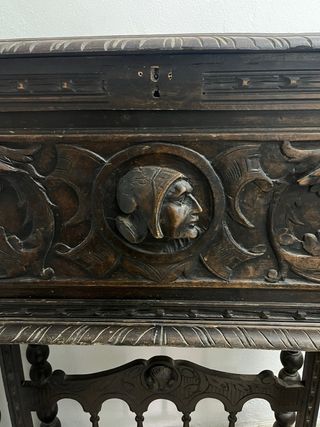 Arcón antiguo de madera tallada