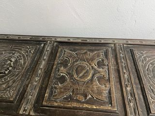 Arcón antiguo de madera tallada