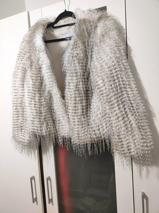 Chaqueta de pelo beige y blanca