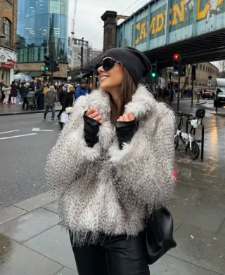 Chaqueta de pelo beige y blanca