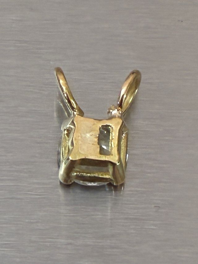 Colgante Oro 18k con 0.90 Ct Diamante Natural