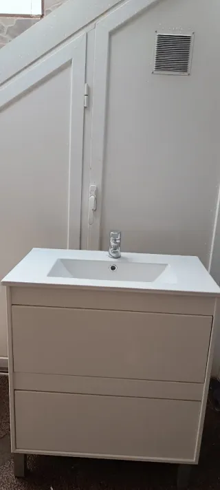 Armario y lavabo de cerámica y metal