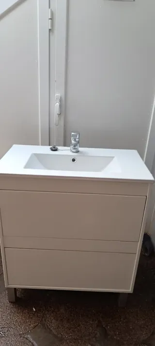 Armario y lavabo de cerámica y metal