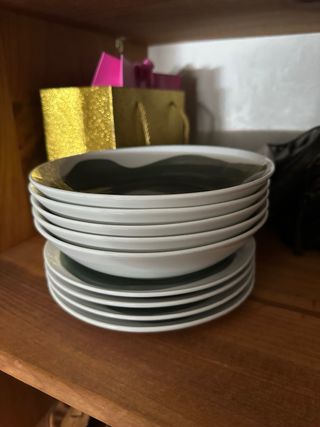 Vajilla de cerámica verde y blanca