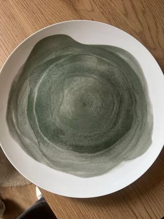 Vajilla de cerámica verde y blanca