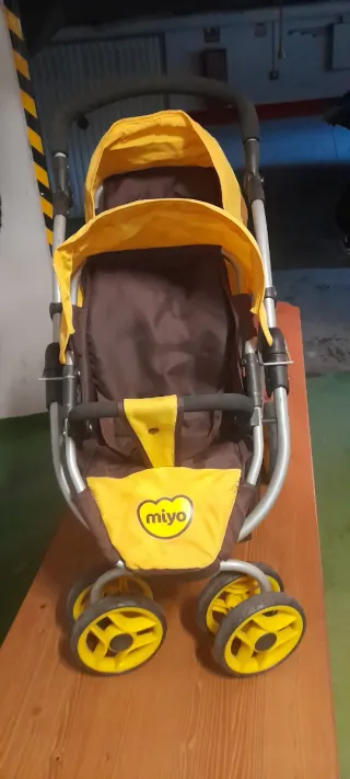 Cochecito doble Miyo amarillo (juguete)