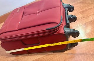 Maleta mediana roja. Medidas en las fotos.